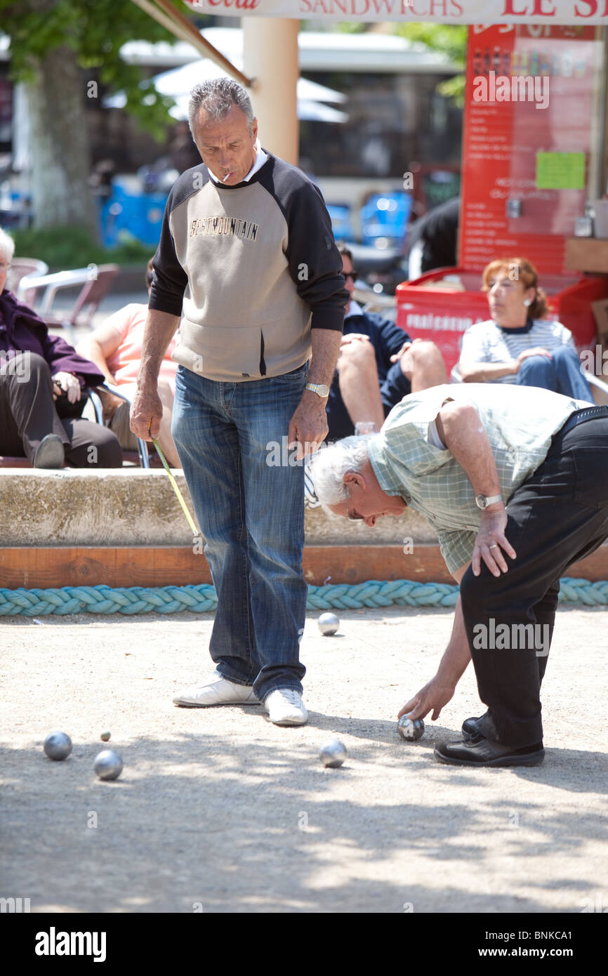 Das französische Spiel "Boule" an der Strandpromenade Esplanade in Cannes Frankreich gespielt wird Stockfoto
