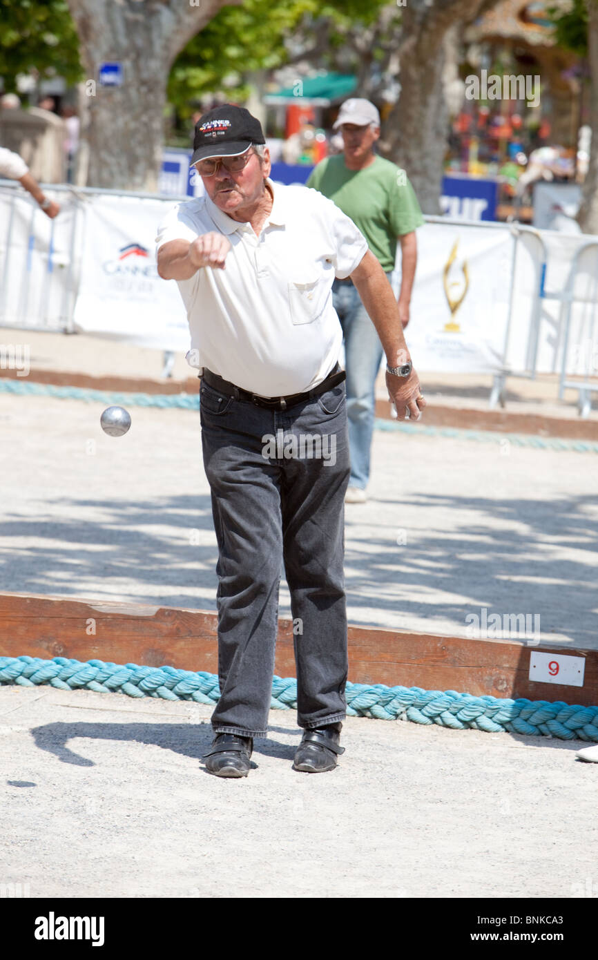 Das französische Spiel "Boule" an der Strandpromenade Esplanade in Cannes Frankreich gespielt wird Stockfoto