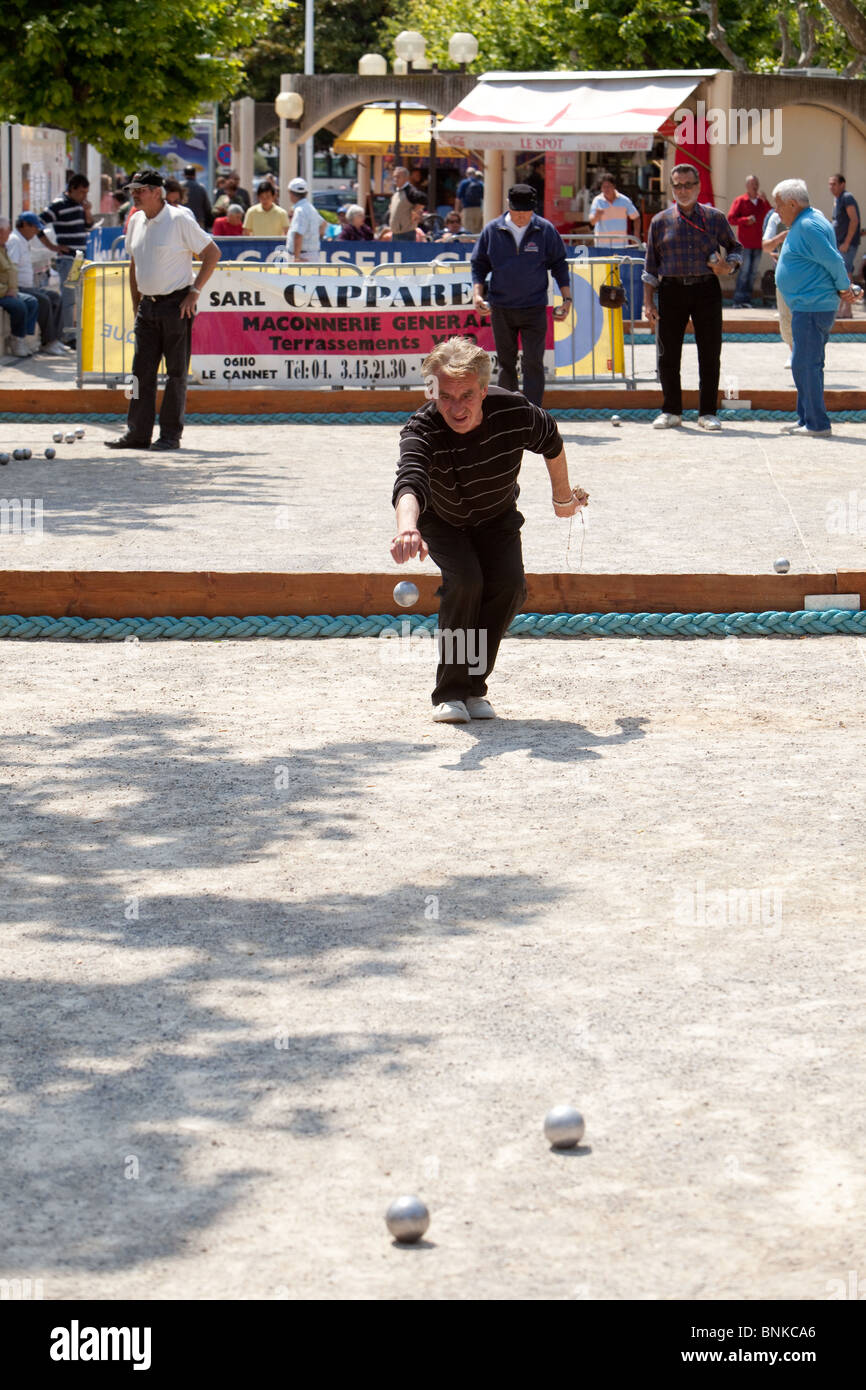 Das französische Spiel "Boule" an der Strandpromenade Esplanade in Cannes Frankreich gespielt wird Stockfoto