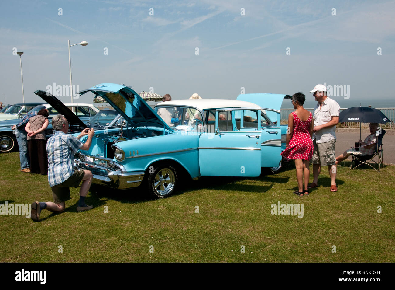 Menschen bewundern ein 1957 Chevrolet Bel Air Hardtop in Cliftonville Classic Car Show Stockfoto