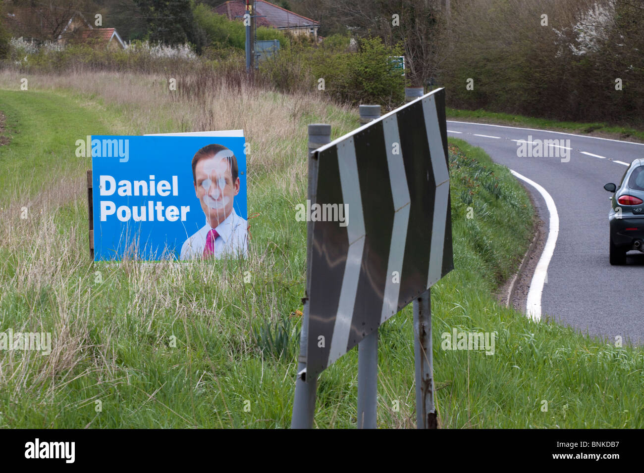 Am Straßenrand Plakat für konservative Parlamentskandidatin Daniel Poulter verunstaltet Stockfoto