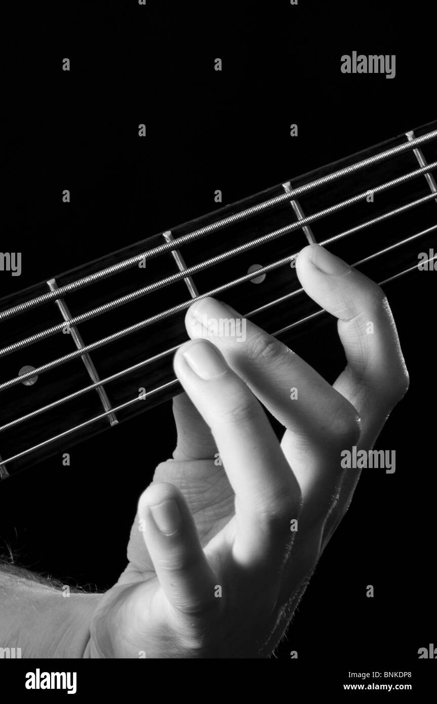 Baß-Guitarre Linie Bassline Gitarren Saiten Spieler spielen spielen Mann Musik Musiker Musiker Boom Rock Streichermusik instrument ins Stockfoto