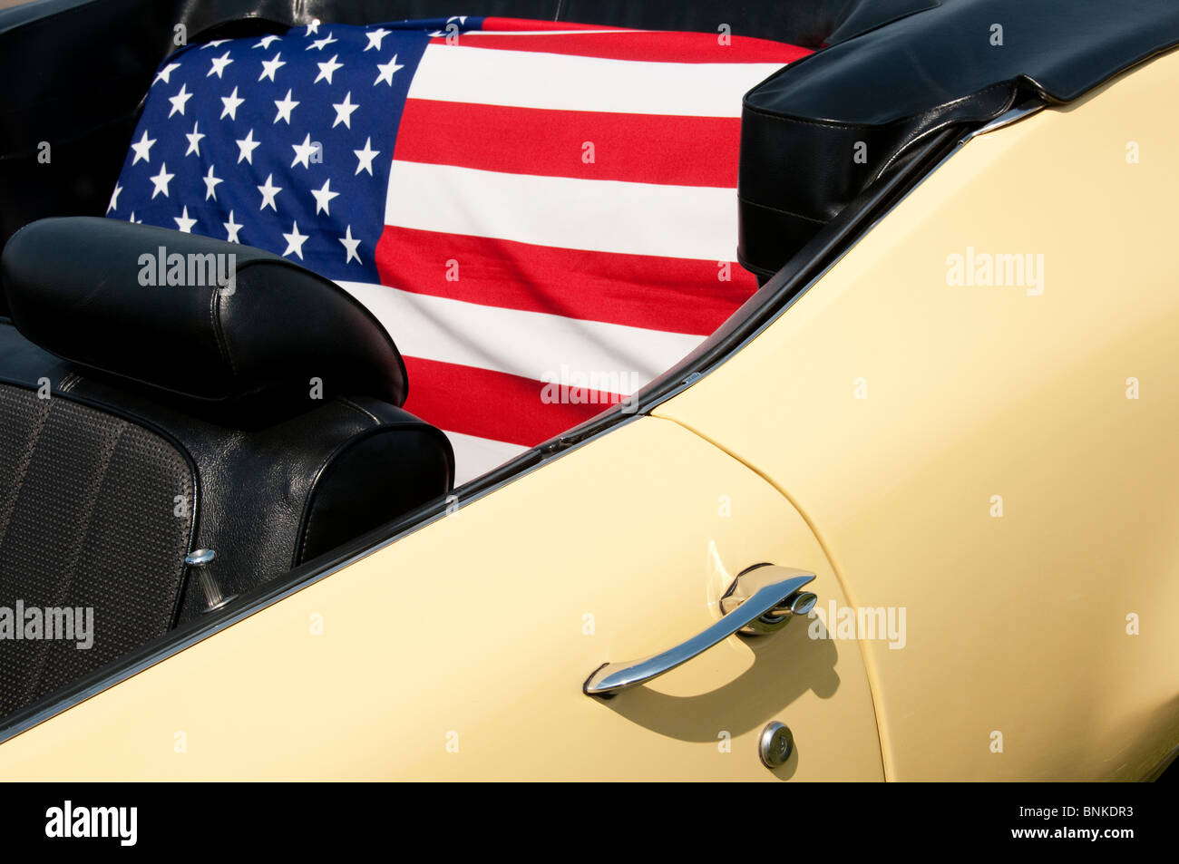 Der Rücksitz eines gelben 1970 Buick Skylark Oldtimers Stockfoto