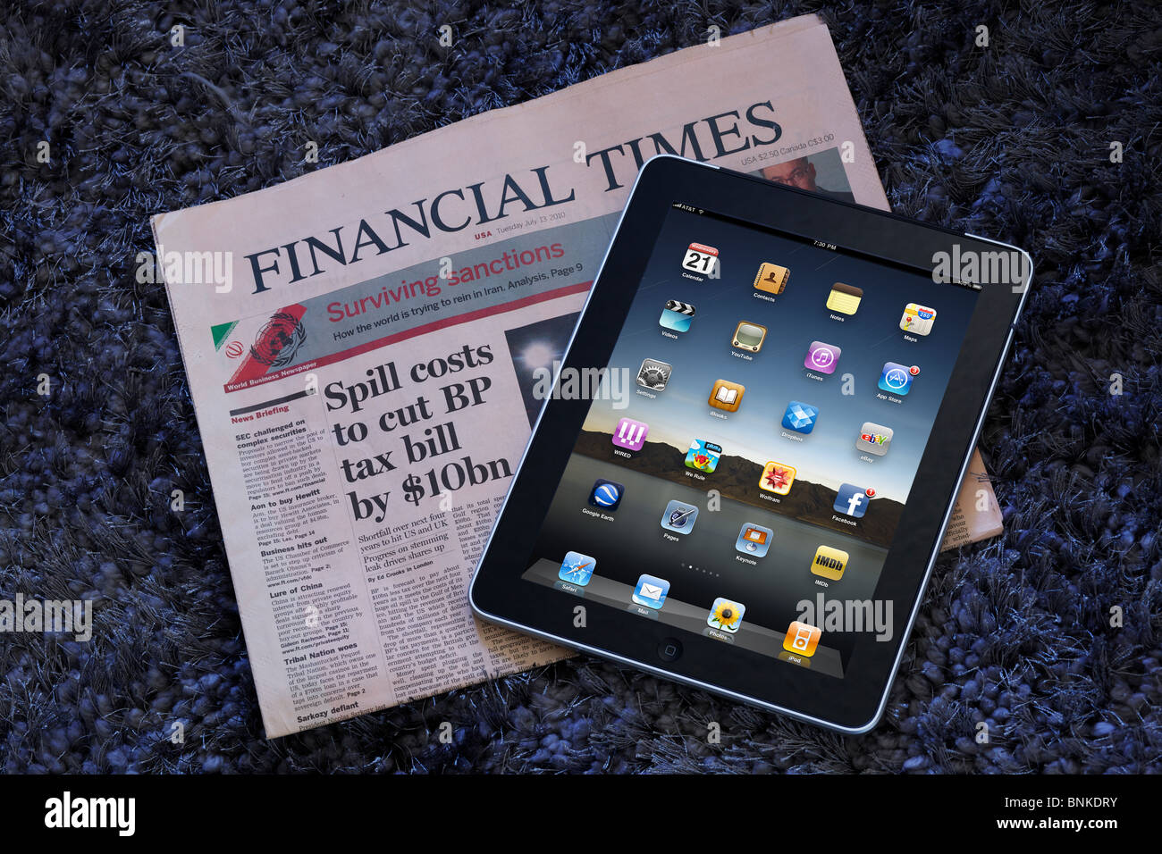 iPad Touchscreen digital-Tablette mit Financial Times Zeitung Stockfoto