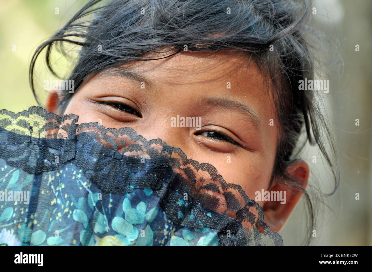 Asien Kambodscha Person Person Mädchen asiatische asiatische kleine jung Kind lacht schelmisch verführerisch Felder Fächer Porträt Stockfoto