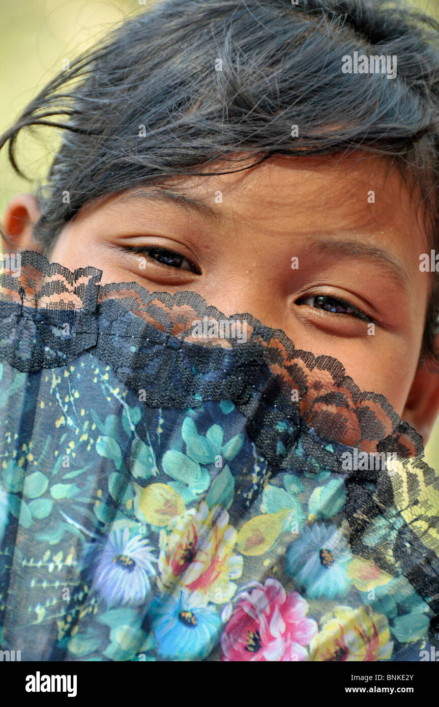 Kambodscha Asien Person Person Mädchen asiatische asiatische kleine jung Kind Lachen schelmisch verführerisch Felder Fächer Blumen Stockfoto