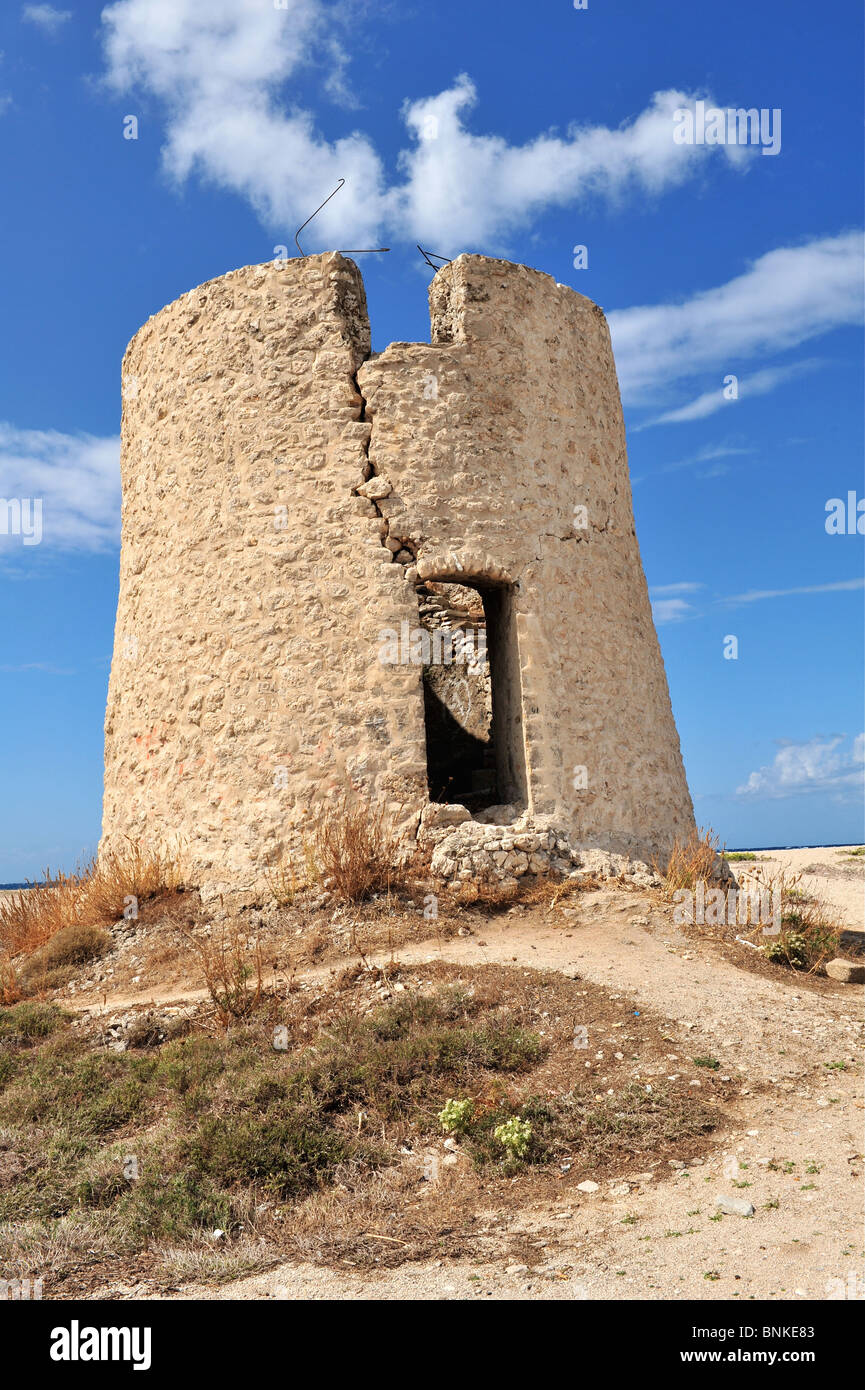 Die Ruine einer alten Windmühle zerstört durch eine Reihe von Erdbeben im Jahr 1953 auf der Ionischen Insel Lefkas, Griechenland. Stockfoto