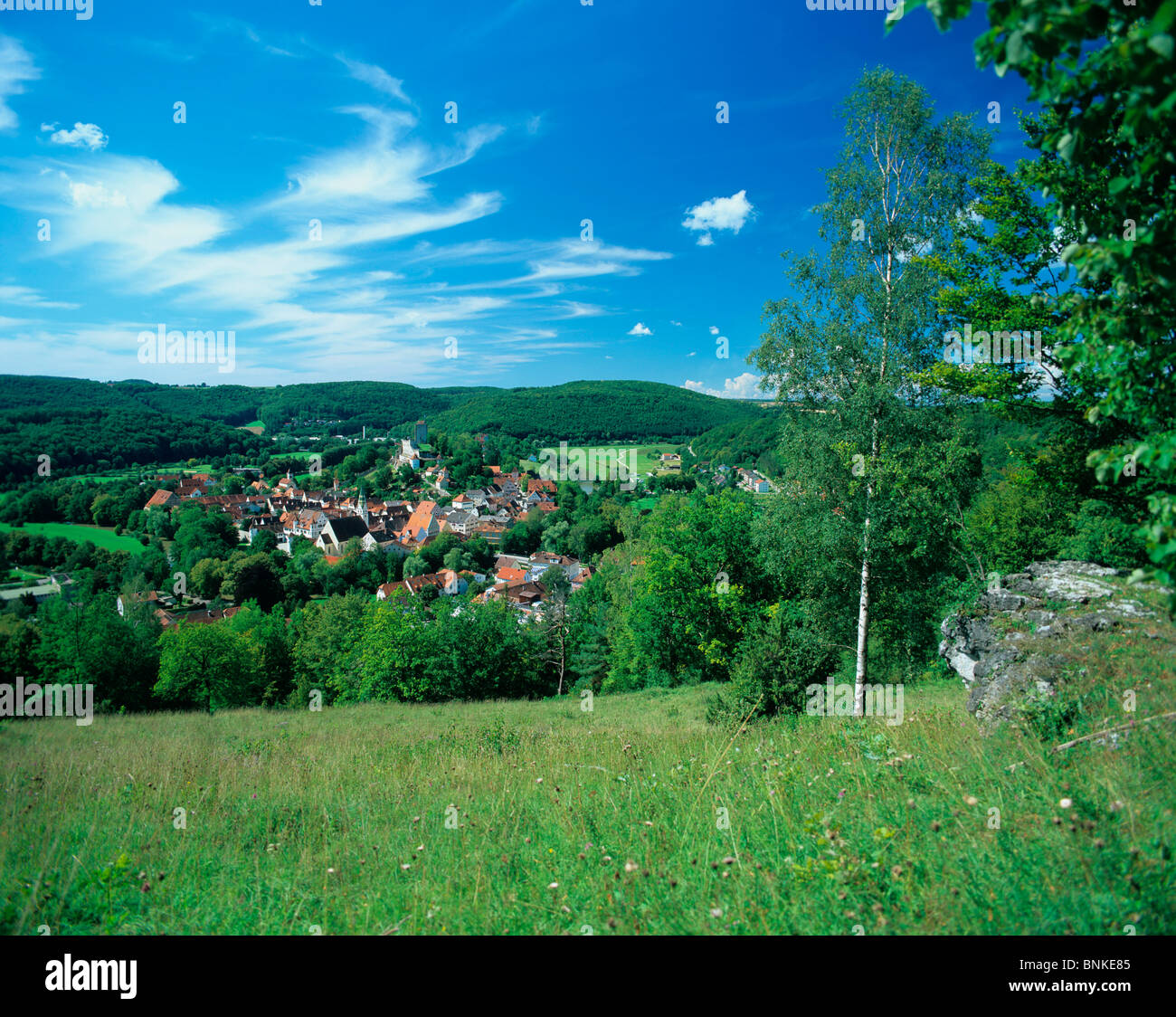 Deutschland-Panorama-Ansicht Dorfhäuser Häuser Schloss Schloss Wiese Holz Wald Bayern zentrale Franken fränkische fränkische Alb Stockfoto