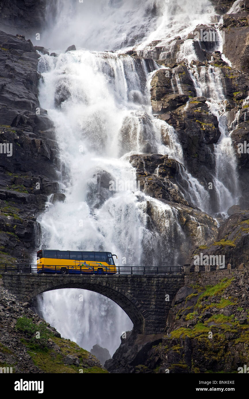 Norwegen Skandinavien Trollstigen Brücke Bus Wasserfall Reisen Urlaub Ferien Tourismus, Stockfoto