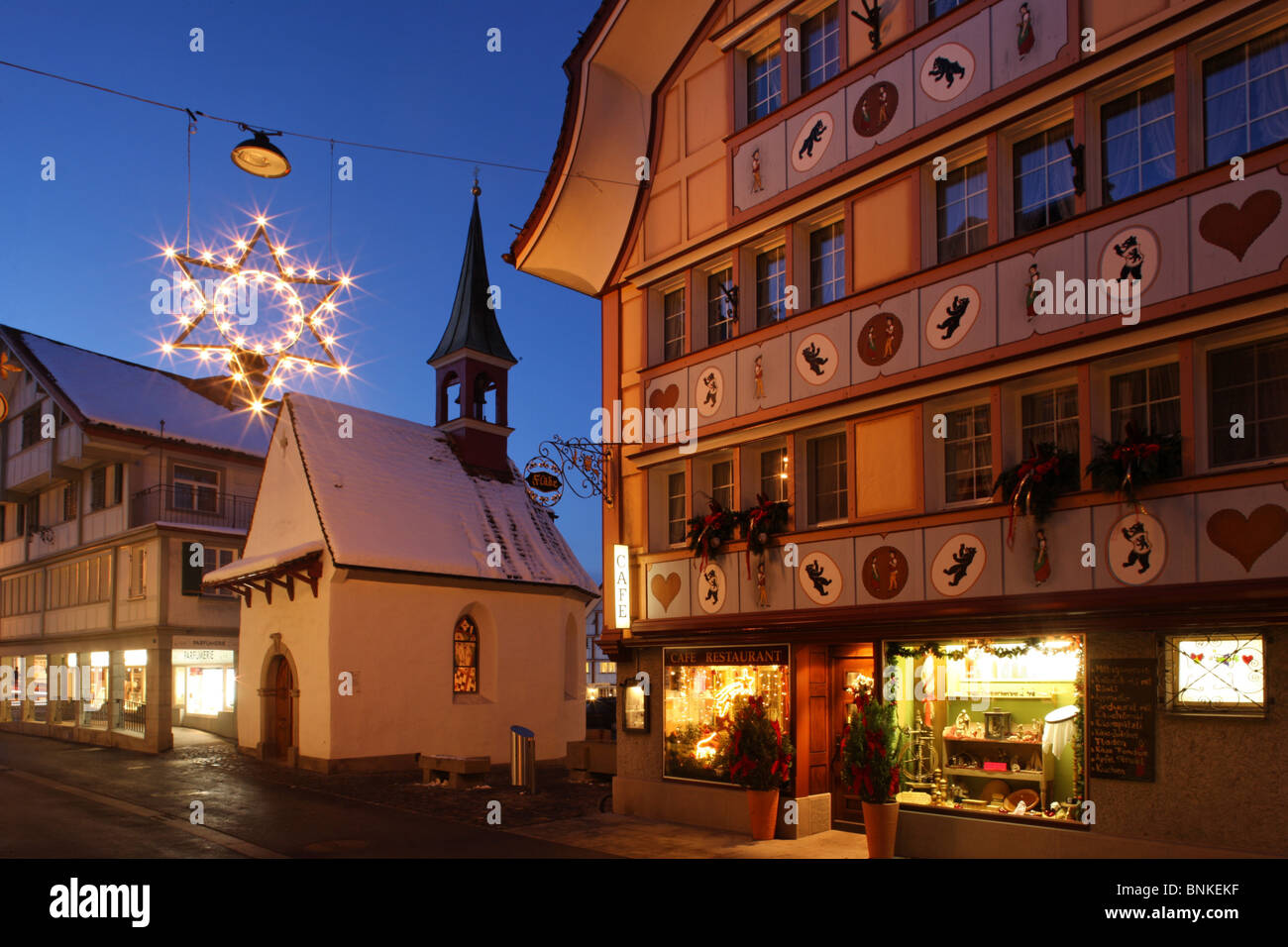 Schweiz-Appenzell Dorf platzieren Weihnachten Beleuchtung Stern Advent  Kanton Appenzell Innerrhoden Appenzellerland in der Nacht Stockfotografie -  Alamy