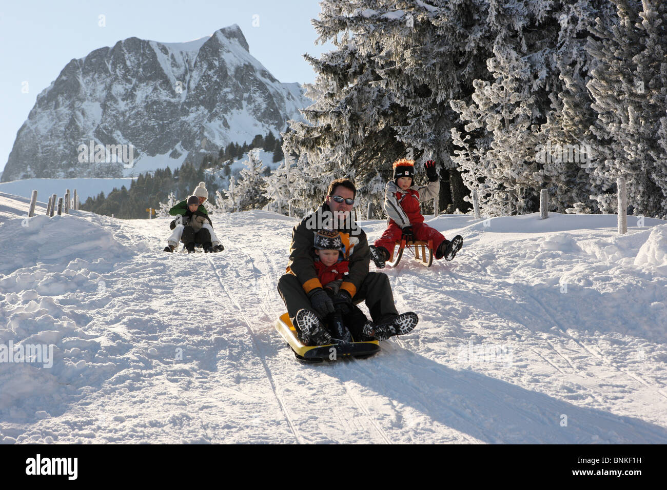 Schweiz Wintersport Familie Winter Schnee Kanton Bern Gurnigel Rodel  Schlitten Personen Bergen Gantrischgebiet Rodeln gehen Stockfotografie -  Alamy