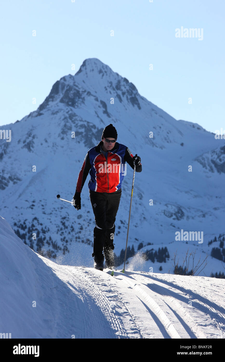 Schweiz Wintersport Langlaufen Langlaufen Mann Person Winter Kanton Bern Berge Alpen Gurnigel Schnee Stockfoto