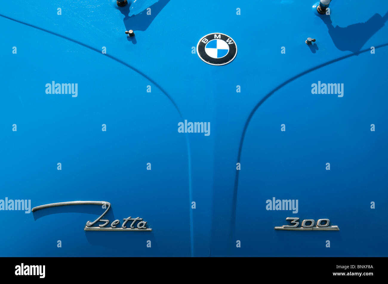 Der Name auf der Vorderseite eines blauen BMW Isetta 300 Blase Autos Stockfoto