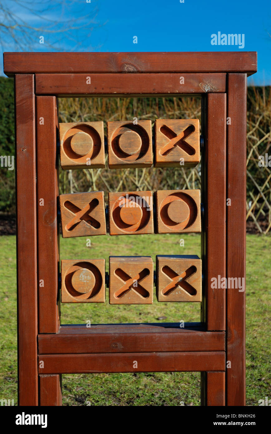 Nullen und Kreuze große Holz-Spiel in Rufford county Park England UK Stockfoto