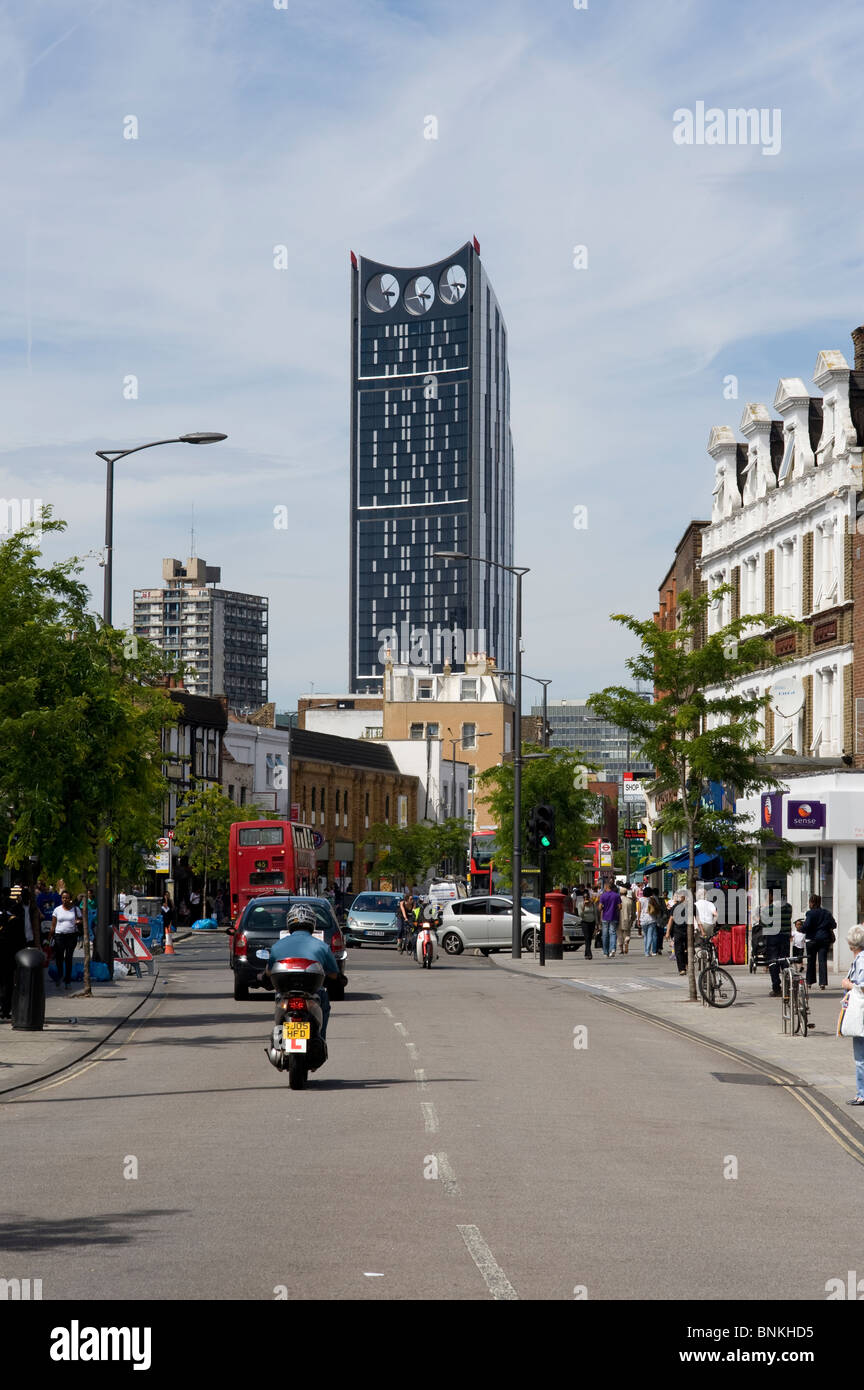 Walworth Road mit dem Strata Tower im Hintergrund Stockfoto