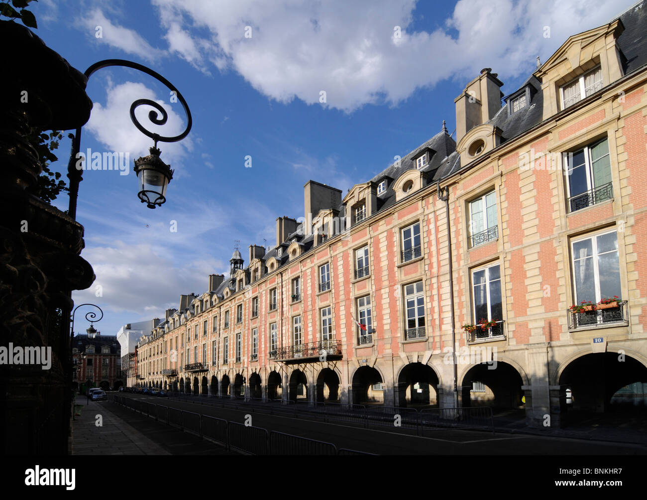Place des Vosges im Zentrum von Paris, einer der schönsten Plätze in der französischen Hauptstadt. Stockfoto