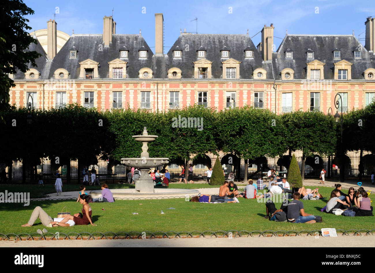 Place des Vosges im Zentrum von Paris, einer der schönsten Plätze in der französischen Hauptstadt. Stockfoto