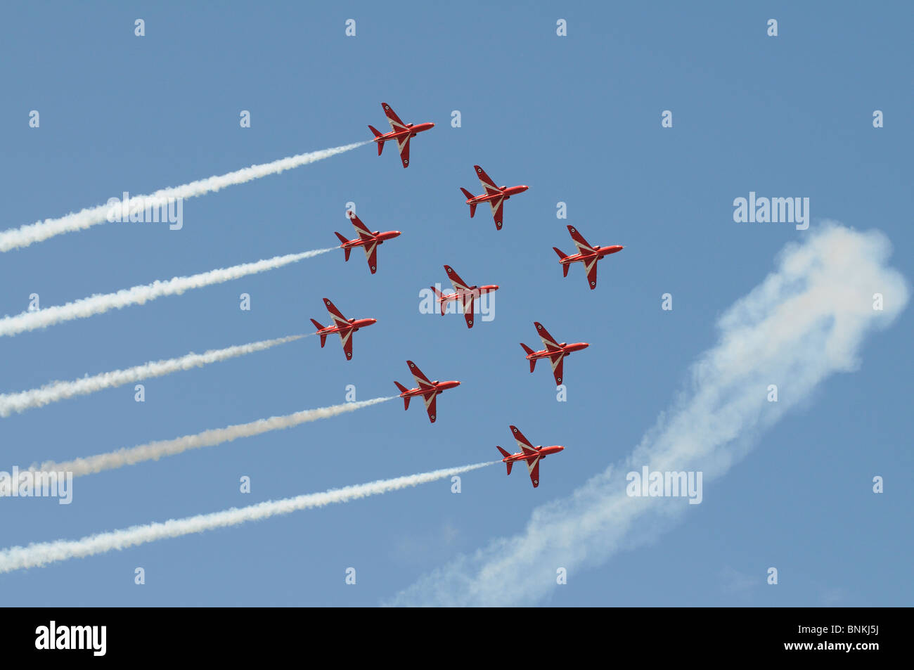 Die Red Arrows RAF aerobatic Display Team flying Hawk ihre Flugzeuge in Formation mit weißen Spur Rauch auf, über Farnborough GROSSBRITANNIEN Stockfoto