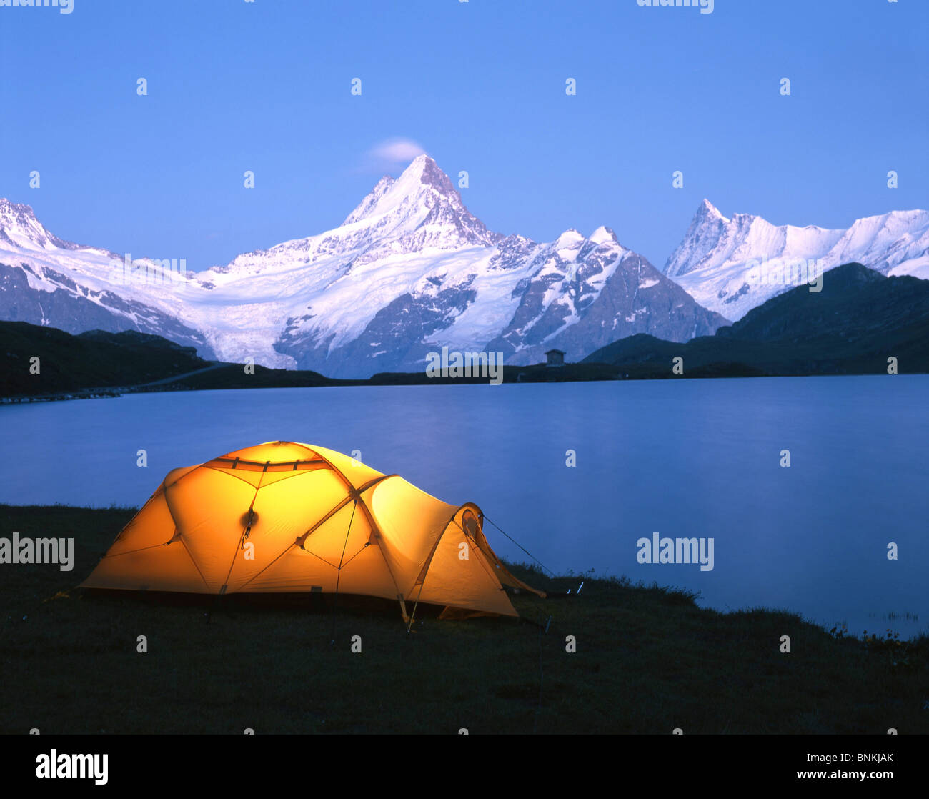 Schweiz-Bachalpsee See Landschaft Campingzelt leuchtet Berg See Kanton Bern dunkel Sonnenaufgang romantisch Berge Stockfoto