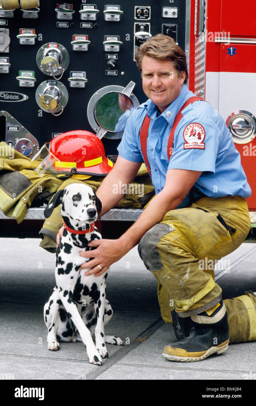 Feuerwehrmann und Dalmatiner im Firehouse Stockfoto