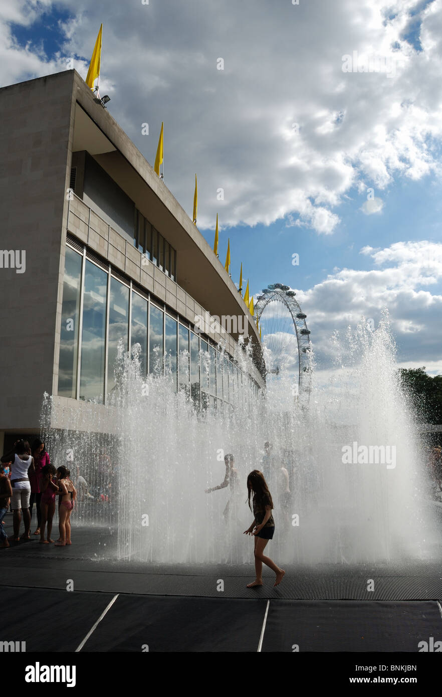 Mädchen spielen in Brunnen (Zimmer erscheinen) auf der South Bank, London, UK, Europe. Stockfoto