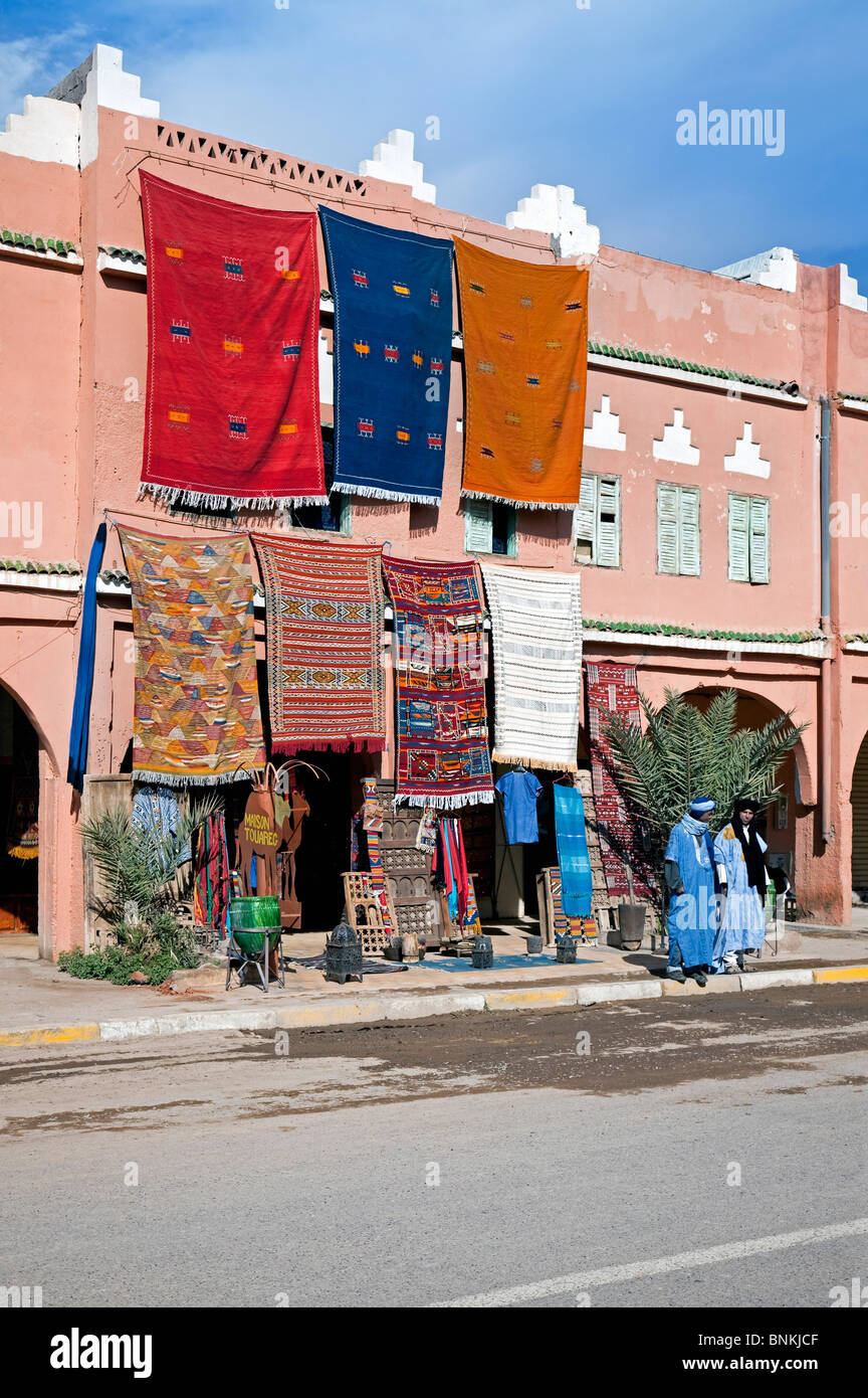 Shop 'Maison Touareg' Verkauf von Teppichen und Souvenirs auf der Hauptstraße durch Agdz, Draa Valley, Marokko Stockfoto