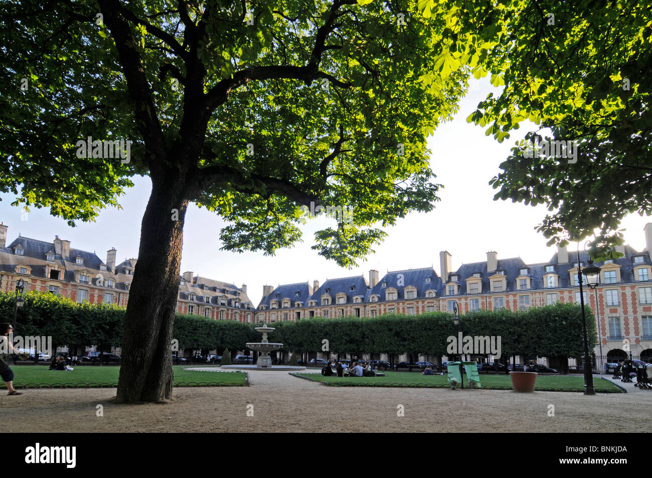 Place des Vosges im Zentrum von Paris, einer der schönsten Plätze in der französischen Hauptstadt. Stockfoto