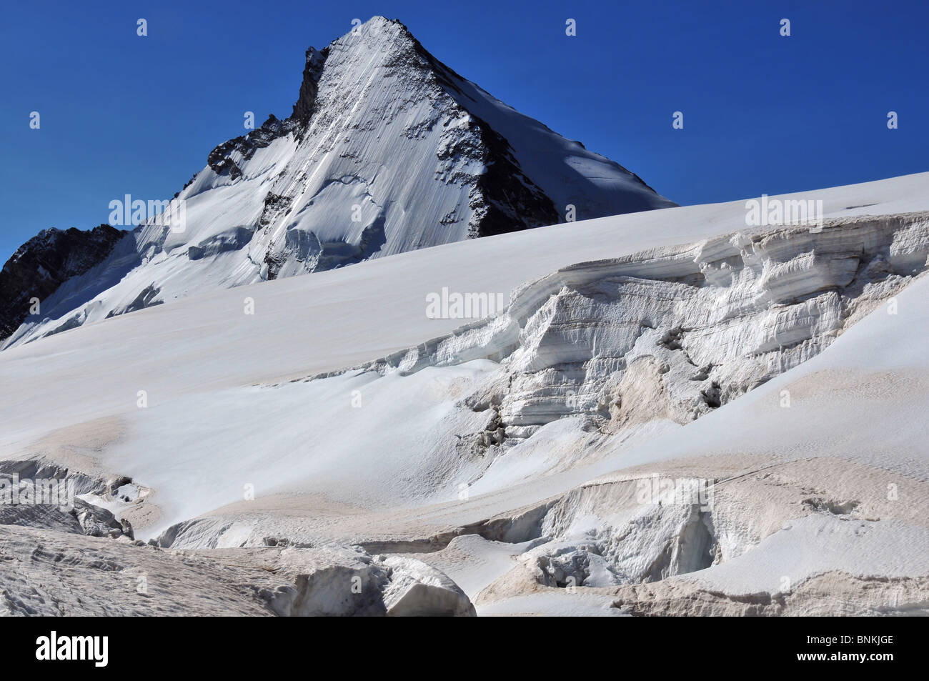 Schweiz-Wallis-Zermatt Bertol Pass Gebirgspass Col Dellen Rock Cliff Eis Gletscherschnee Spuren peitschte heraus Weg verfolgt Stockfoto