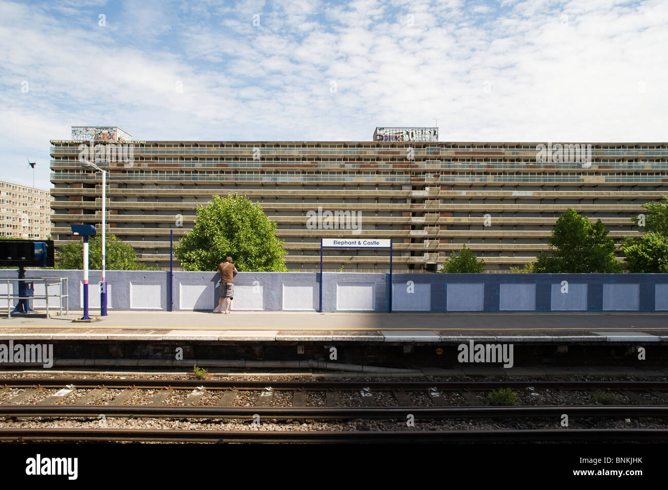 Elefant und Burg Bahnhof, London SE1, mit dem Aylesbury Nachlass hinter. Stockfoto