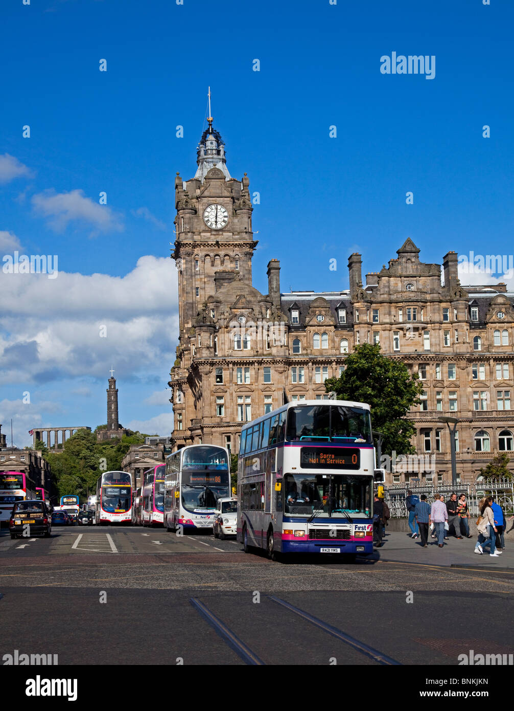 Lothian und ersten Busse an der Princes Street außerhalb Balmoral Hotel Edinburgh Schottland UK Europe Stockfoto