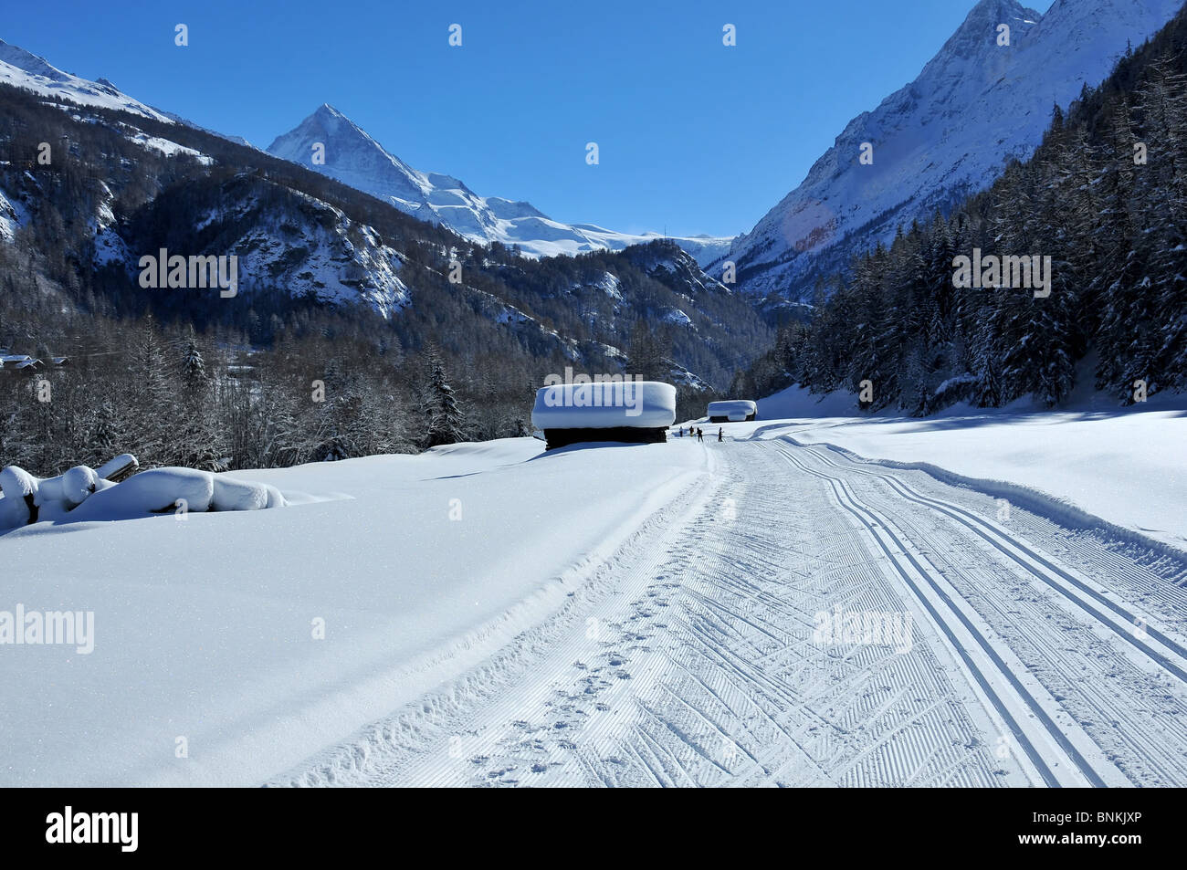 Schweiz-Wallis Loipen Spuren Kreuz Lauf Langlauf Piste Häuser Chalet Schnee beherbergt, die kalter Winter weiß Stockfoto