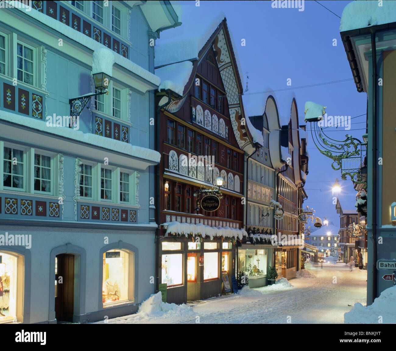 Schweiz-Appenzell-Altstadt Winter Schnee Abend Beleuchtung Kanton Appenzell Innerrhoden Appenzellerland Stadt Häuser Wohnungen Stockfoto