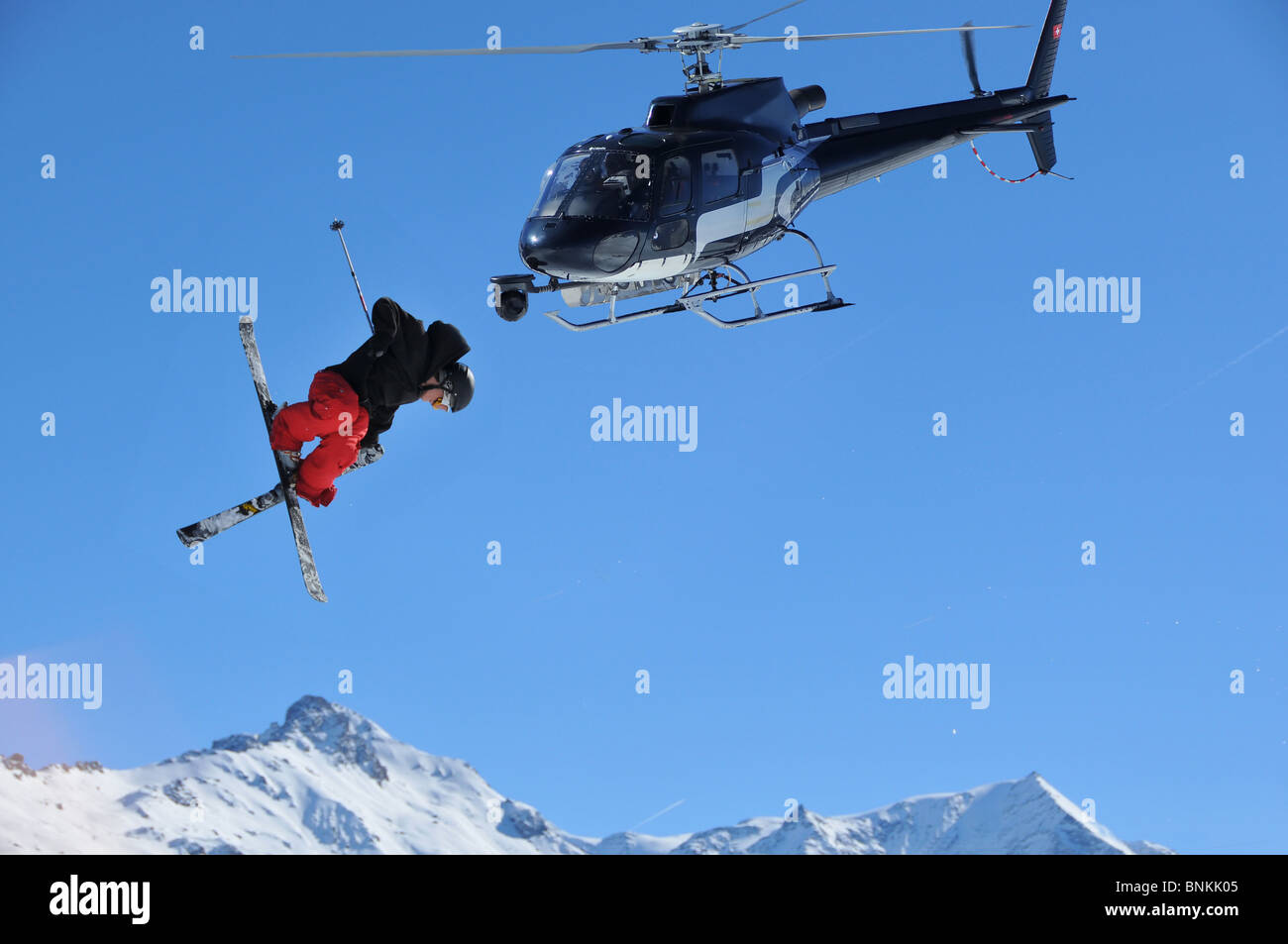 Schweiz Wallis Verbier Ski Skifahren Skifahrer Skistöcke Etagen Skistöcke springen springen Acrobat Akrobatik sensationell Stockfoto