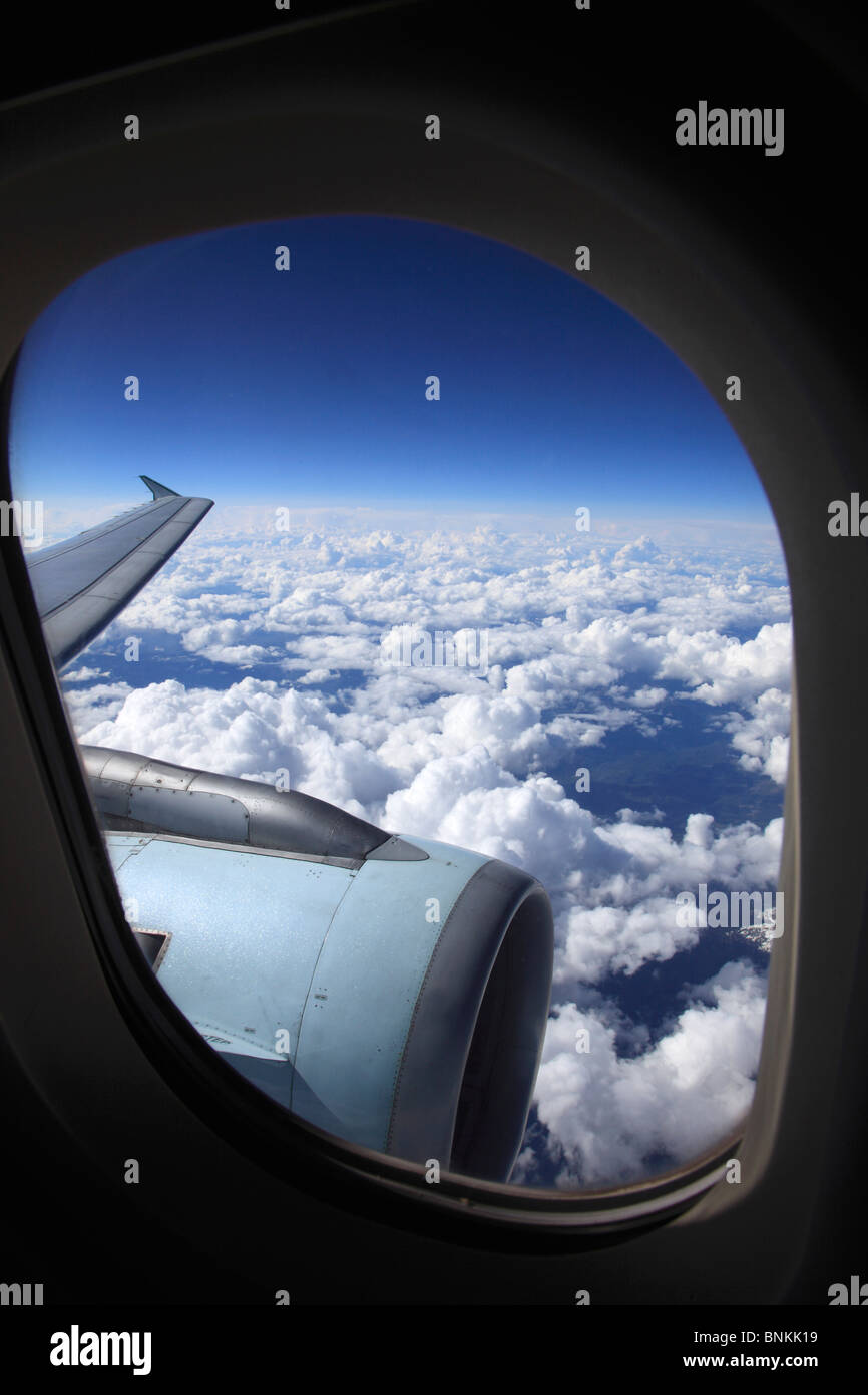 Blick durchs Flugzeugfenster Stockfoto