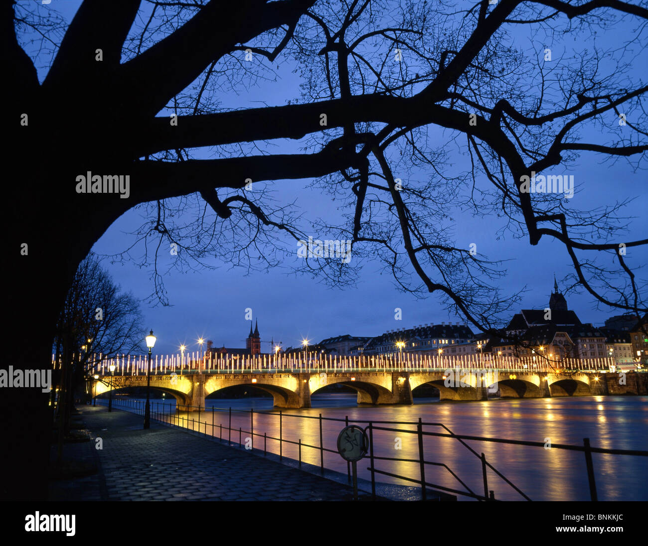 Der Schweiz Weihnachtsbeleuchtung Basler Rheinbrücke Beleuchtung Beleuchtung bis Weihnachten Stadt Stadt Fluss Abend dunkel Dunkelheit Stockfoto