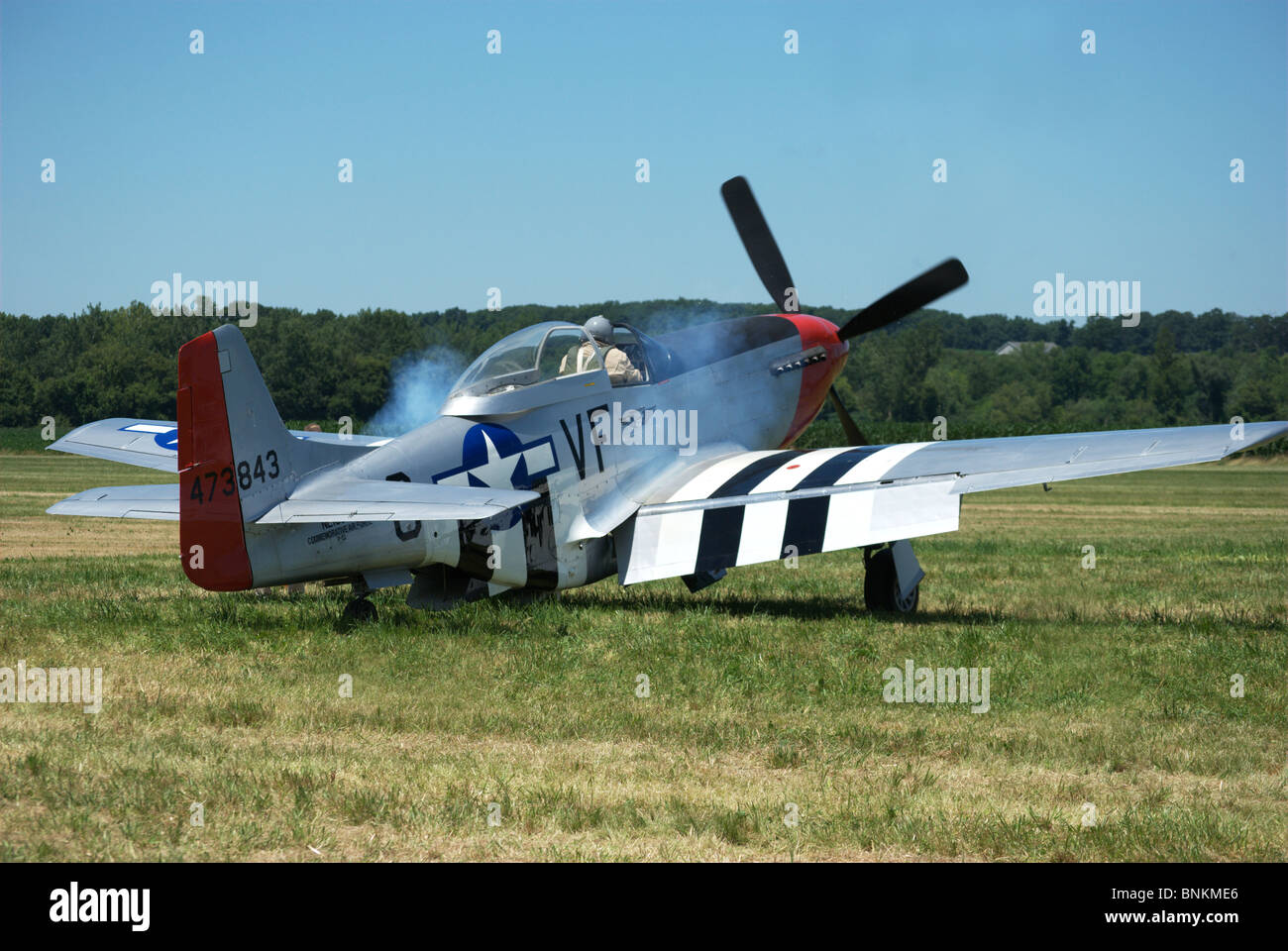 P-51 Mustang Flugzeug startet Motor bei Geneseo Air Show 2010 Stockfoto