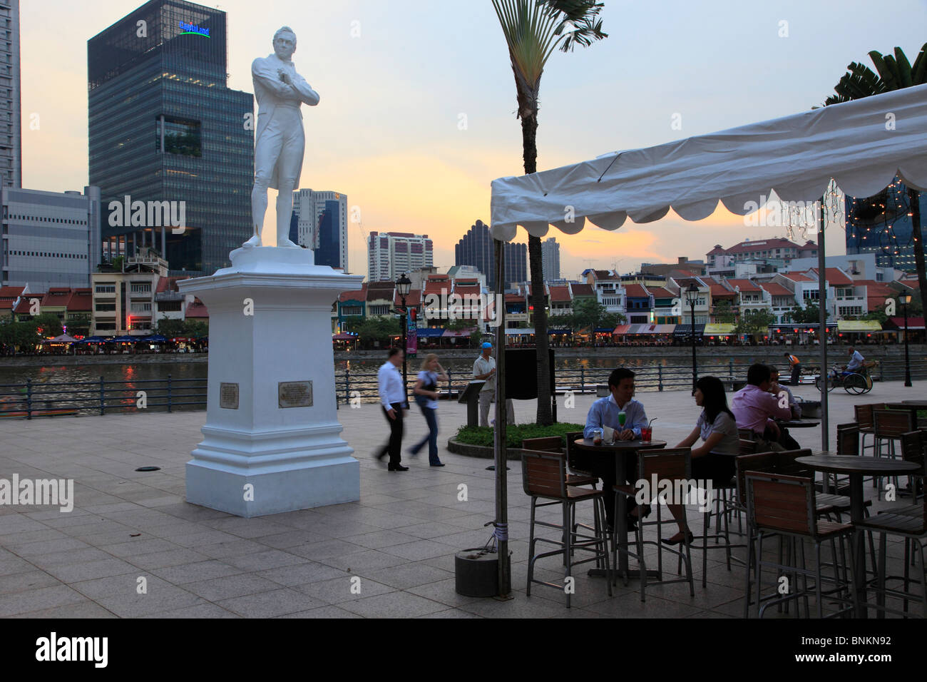 Singapur, kolonialen Stadtteil, Raffles Statue, Café, Menschen Nachtleben; Stockfoto