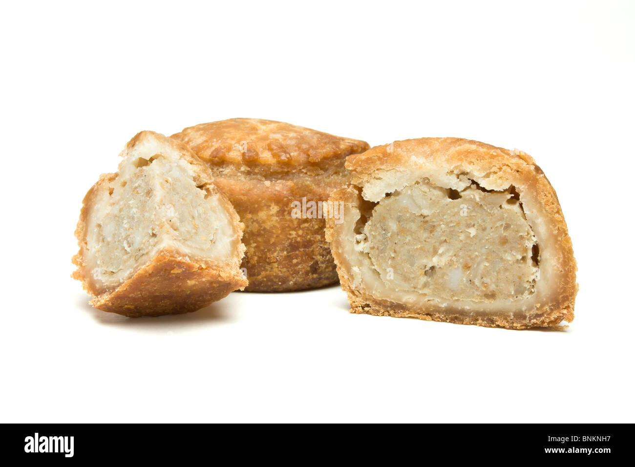 Traditionelle englische Pork Pie aus niedrigen Perspektive auf weißen Hintergrund isoliert. Stockfoto