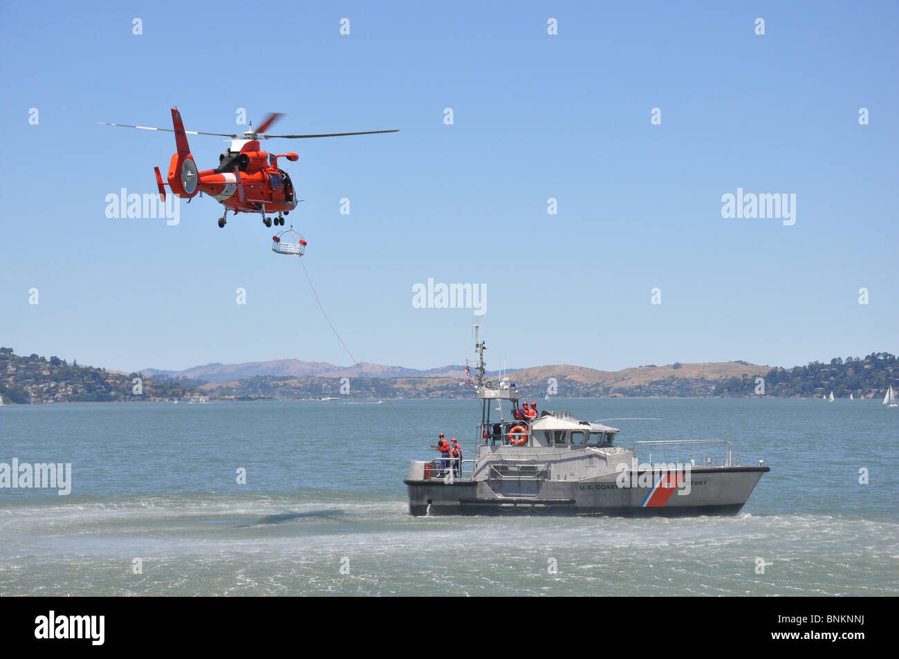 Küstenwache Boot und Helikopter in der San Francisco Bay Stockfoto