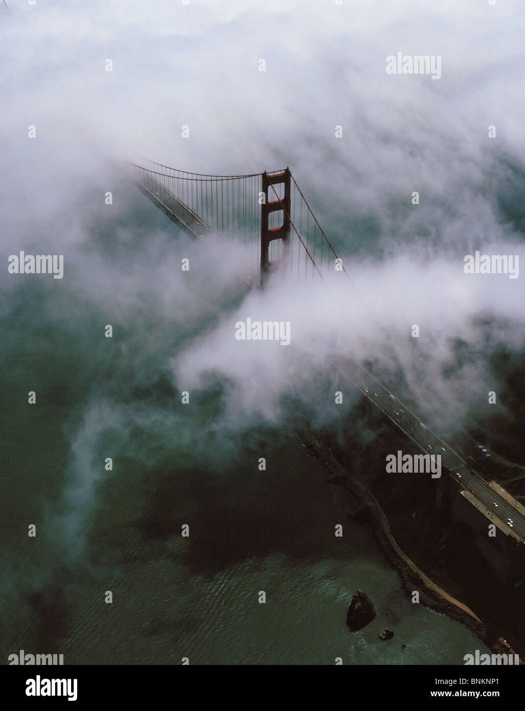 Luftaufnahme über Golden Gate Brücke Nebel Bucht von San Francisco California Stockfoto