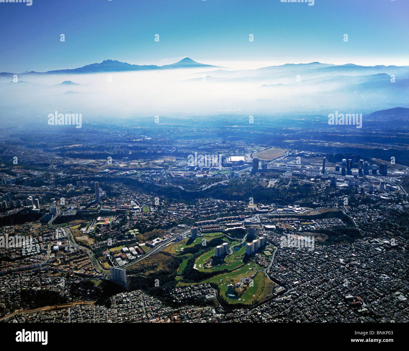 Luftaufnahme über dem Morgennebel Interlomas Golfplatz Santa Fe zu Vulkanen Iztaccíhuatl und Popcatepetl-Mexiko-Stadt Stockfoto