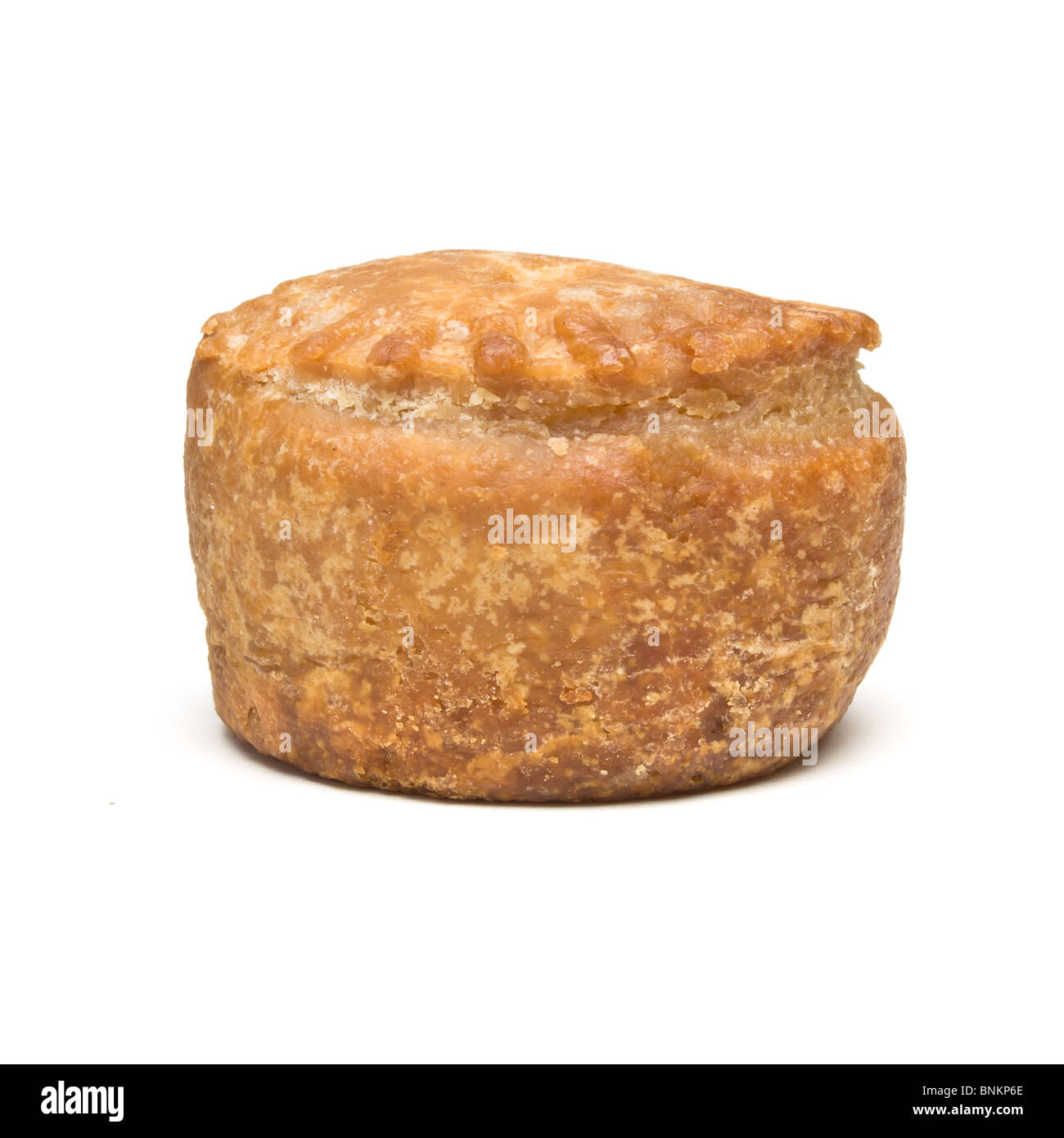 Einzigen traditionellen englischen Pork Pie aus niedrigen Perspektive auf weißen Hintergrund isoliert. Stockfoto