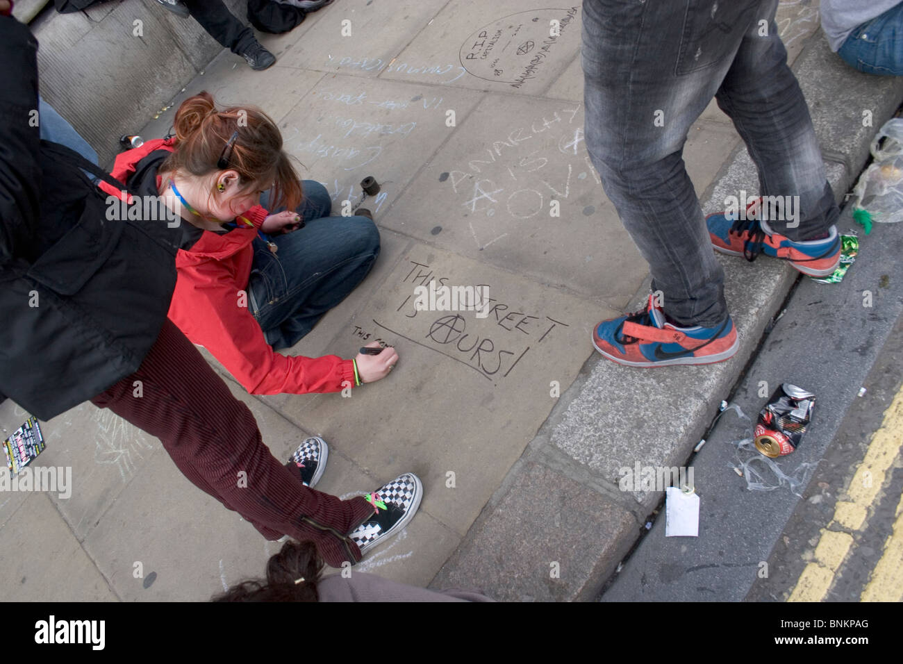 Mädchen schreiben "Diese Straße unsere auf dem Bürgersteig vor der Bank of England bei G20-Protest, London ist" Stockfoto