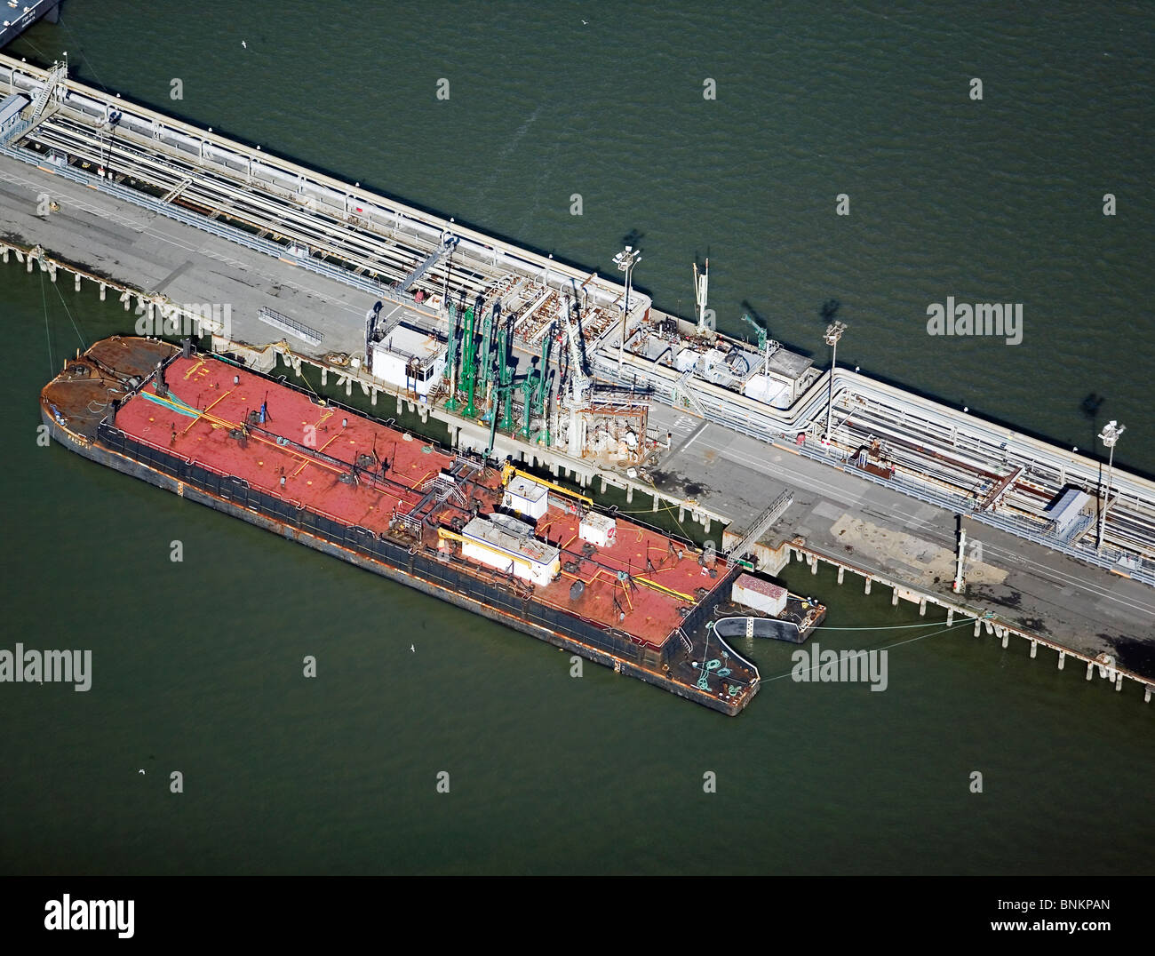 Luftaufnahme über Erdöl Schiff angedockt am Wharf Richmond California Stockfoto