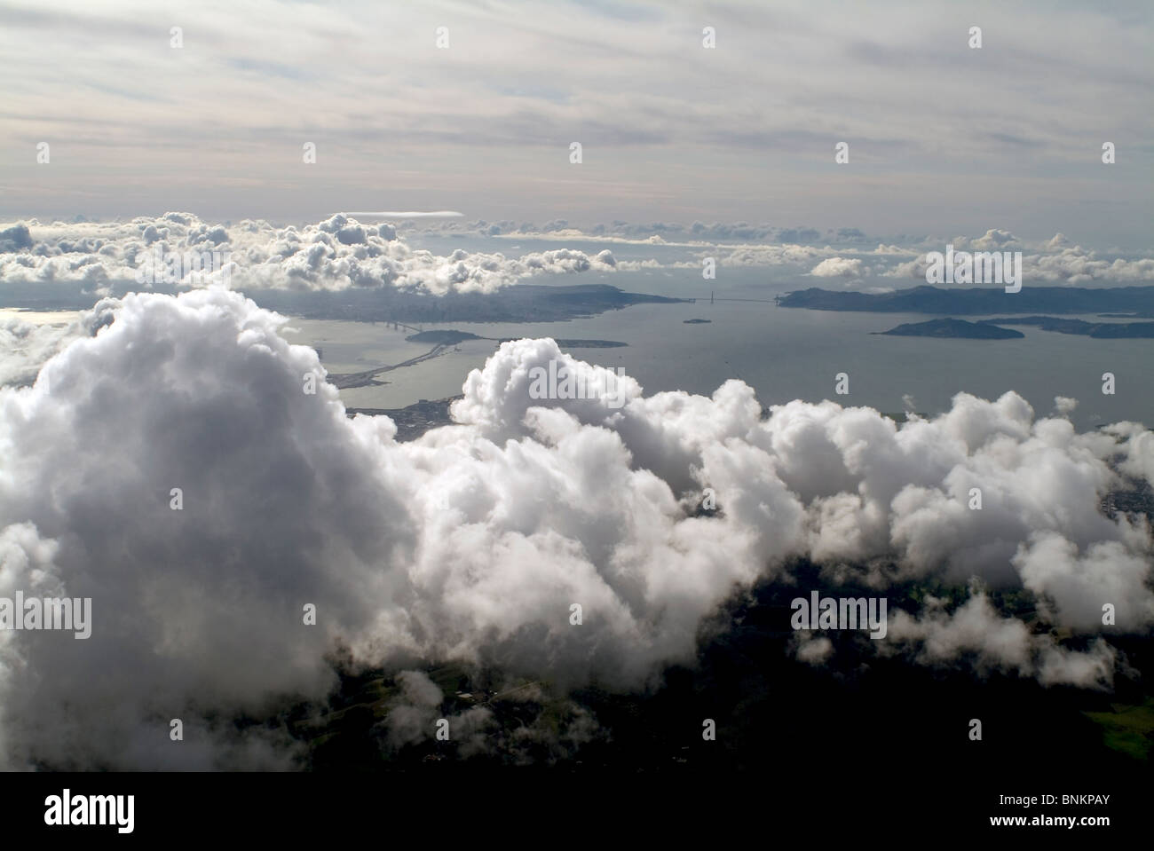 Luftaufnahme über Cumulus Wolken Osten San Francisco Bucht in Richtung Golden Gate bridge Stockfoto