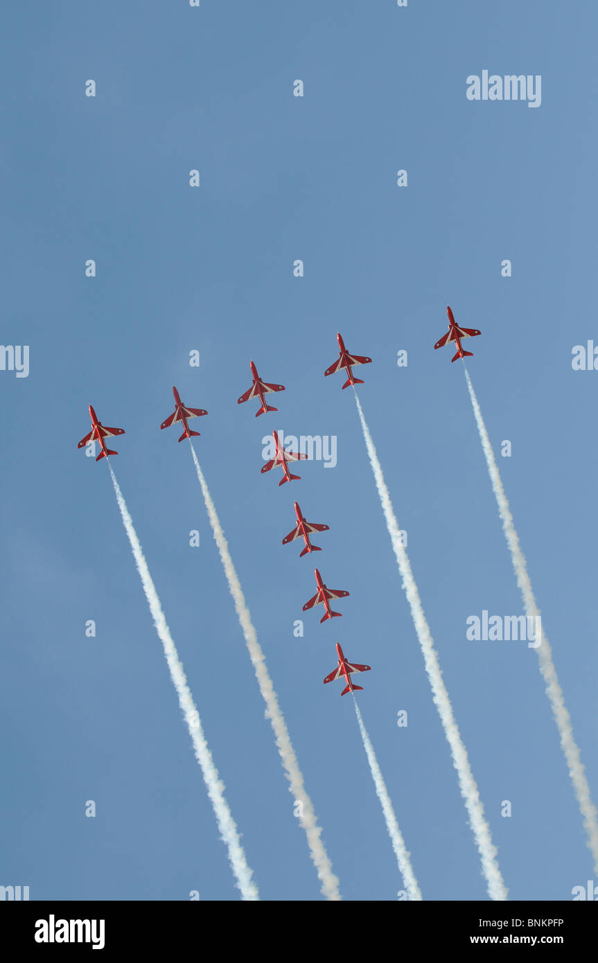 Die roten Pfeile RAF aerobatic anzeigen Team ihre Falken fliegen in Formation mit weißen Spur Rauch am oben Farnborough UK Stockfoto