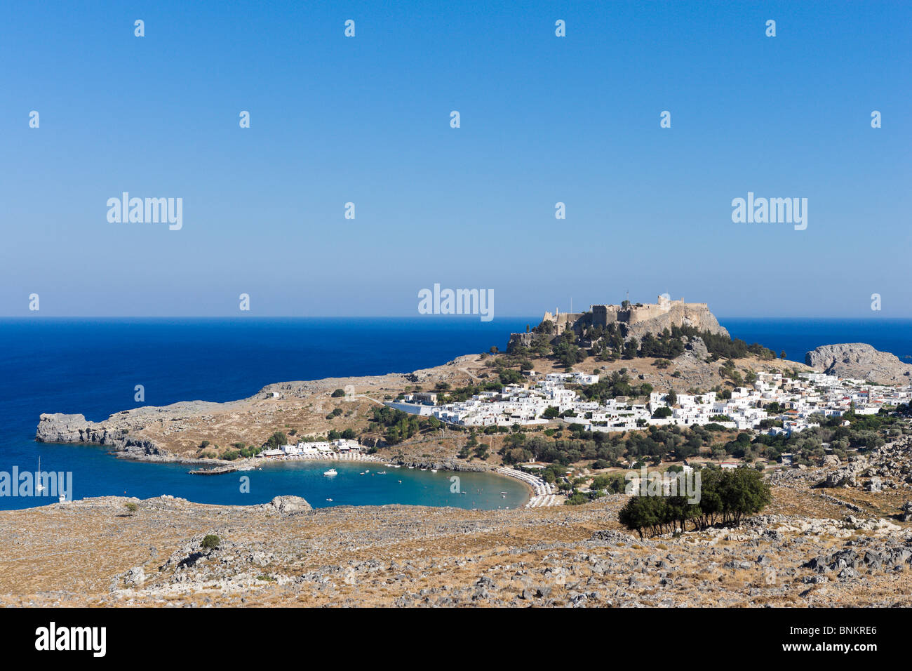 Blick über das Dorf Lindos mit der Acroplis oben, Rhodos, Griechenland Stockfoto
