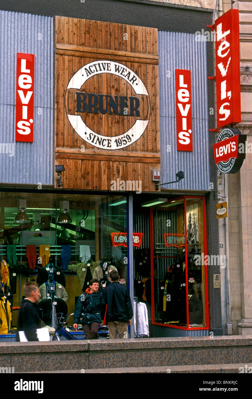 Levi Strauss und Unternehmen entlang der Meir Stadt Antwerpen Antwerpen Provinz Belgien Europas einkaufen Stockfoto