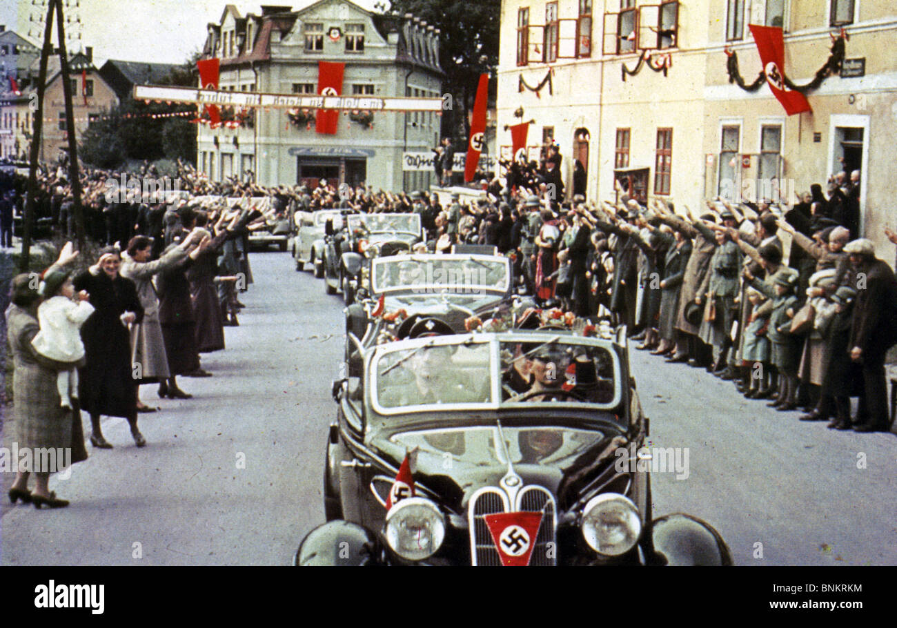 ADOLF HITLER tritt die Stadt Eger (jetzt Cheb) in der Nähe von Karlsberg in Tschechische Sudetenland im Oktober 1938 Stockfoto