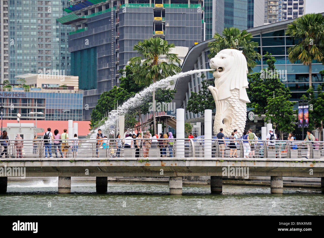 Singapur Merlion Statue mit Skyline Stockfoto